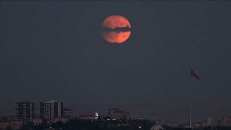 Éclipse lunaire totale: les sublimes images de la Lune de sang à travers le monde