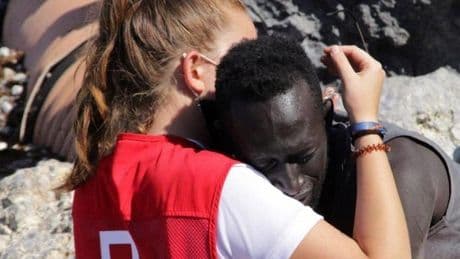 Muere el senegalés cuyo abrazo con una voluntaria de la Cruz Roja fue símbolo de la crisis migratoria