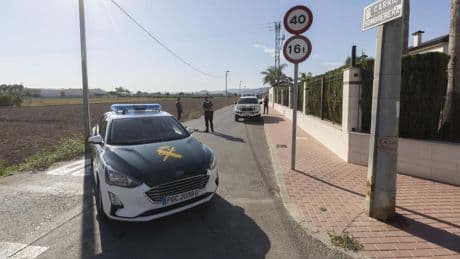 Mata a un hombre con arma de fuego y se atrinchera con la mujer del fallecido en Huétor Santillán