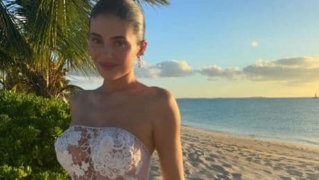 Kylie Jenner ganz in weiß am Strand - Sind diese Braut-Fotos eine Andeutung?