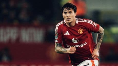 Lindelof fue sustituido al descanso frente al Lyon por un accidente de su hijo