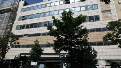 Registran la sede del partido de Le Pen en París por presuntos préstamos ilegales