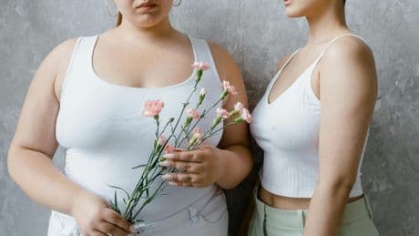 Los médicos de España avisan: este es el compuesto oculto en la carne y los huevos que hace aumentar la obesidad femenina