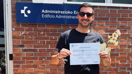 El influencer asturiano que triunfa en redes y que ha conseguido plaza en Osakidetza