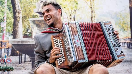 Akkordeon und Lederhose - Luis Díaz begeistert Bayern-Stars