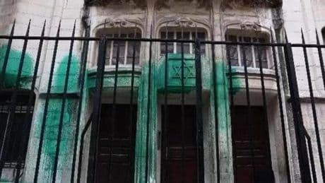 Parigi, vandalizzate due sinagoghe e il Memoriale della Shoah