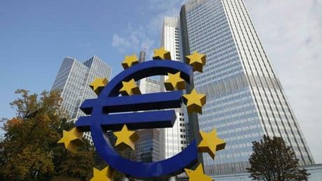 La Bce lascia i tassi d'interesse invariati al 2%. «L'economia finora tiene, ma l'incertezza è eccezionale»