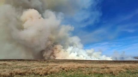 Huge blaze breaks out on UK moors sending thick plumes of smoke billowing through sky with road & pub forced to shut