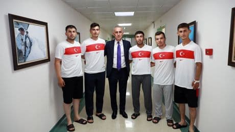 Hacıosmanoğlu'ndan tedavi gören askerlere ziyaret