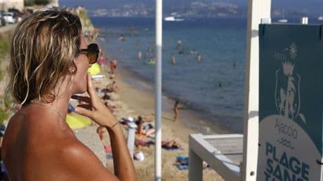 Fumer sera interdit sur les plages, dans les jardins publics et près des écoles à partir du 1ᵉʳ juillet