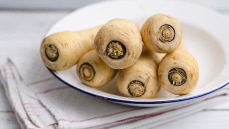 Zwei Wurzeln, viele Unterschiede: Pastinake und Petersilienwurzel im Check