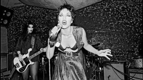 Las "tropelías" de Alice Bag, la punk chicana que reivindica que el punk de Los Ángeles también fue latino y queer