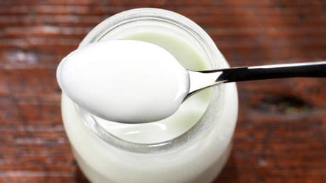 Joghurt im Glas: Warum Metalllöffel tabu sind