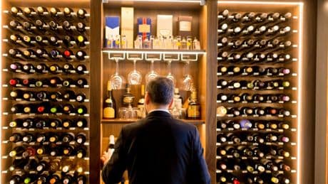 Des hackeurs russes appâtent des diplomates européens avec de fausses dégustations de vin