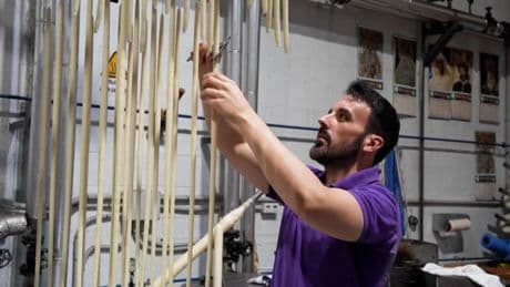 El cirio y la vela, los ingredientes que los artesanos miman en Semana Santa