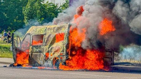 Inferno in Karlsruhe - Wohnmobil brennt! Ein Toter, Frau in Lebensgefahr