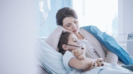 Soy madre de un niño con una enfermedad grave y este es el derecho que tengo a una prestación por cuidar de él