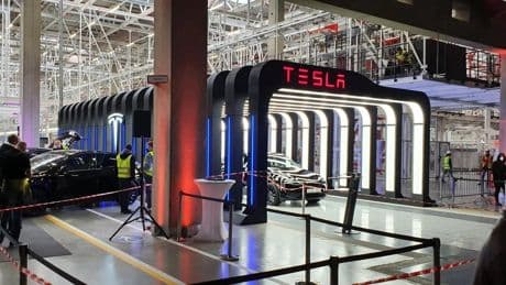 Tesla'dan ailelere özel Model Y sürprizi: 6 kişilik yeni versiyon Türkiye yolunda! Satış tarihi netleşti