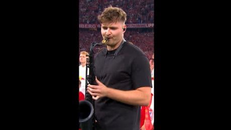 Hymne zum Bundesliga-Start - Gänsehaut-Auftritt von EM-Saxophonisten