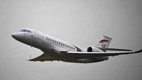 "Ça ne passe pas, c'est aussi simple que ça": le patron de Dassault très inquiet pour ses jets d'affaires, les droits de douane de Trump lui fermeraient le marché américain