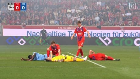 Mitspieler leisten Erste Hilfe - Schock-Szene um Heidenheim-Torwart