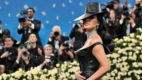 Met-Gala: Schreckmoment für Kim Kardashian: Sicherheitsmann stolpert über ihr Kleid