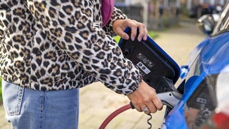Jouw laadpaal wordt op afstand bediend, en zó ga je er geld aan verdienen