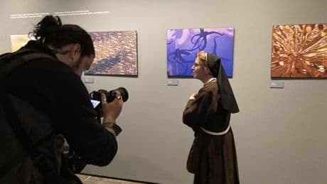 Isaura Marcos explora el arte abstracto: “Creo de la nada”