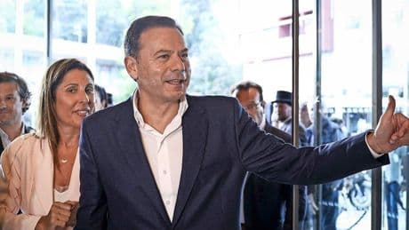 Democratische partij van in opspraak geraakte premier Portugal opnieuw de grootste, maar extreem-rechts flink in de lift