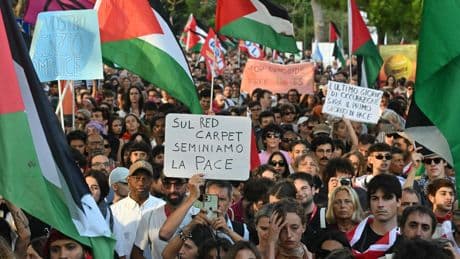 Miles de personas marchan en Venecia por Gaza mientras Kim Kardashian posa ante las cámaras