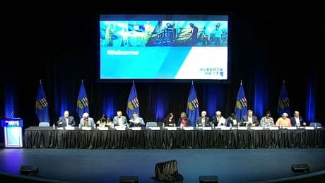 Premier Smith draws approval, punts criticism at Fort McMurray town hall