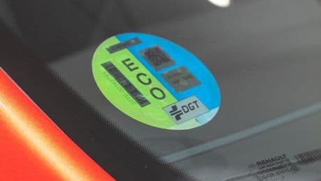 ¿Qué va a pasar con las etiquetas medioambientales de la DGT que llevan los coches?