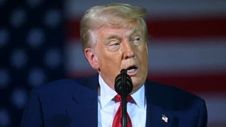 Donald Trump qualifie le président de la banque centrale américaine de "vrai coincé" mais dit ne pas vouloir le limoger avant mai 2026