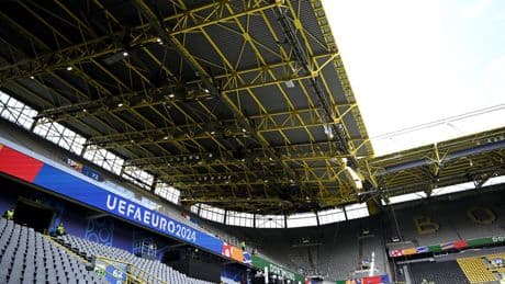 Klage gegen Polizei-Rechnung: Er kletterte auf das Dortmunder Stadiondach – jetzt will er nicht zahlen