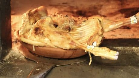 Más de 40 años de comida casera y cordero asado en horno de leña: el mejor restaurante de carretera de Burgos