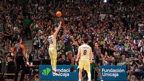 Un tapón histórico de Kam Taylor fulmina al Barça y mete al Unicaja en semifinales