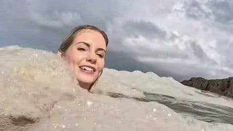 Influncer si filma mentre nuota tra i liquami: «Mi sto divertendo». Poi la scoperta: la schiuma proviene dalla fognatura