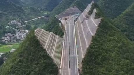 Für die höchste Brücke der Welt - China spaltet einen ganzen Berg