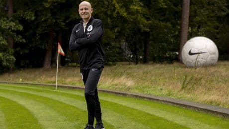 Gaat kersvers Oranje Leeuwinnen-bondscoach Arjan Veurink bezem door selectie halen? ’De gesprekken zijn gaande’