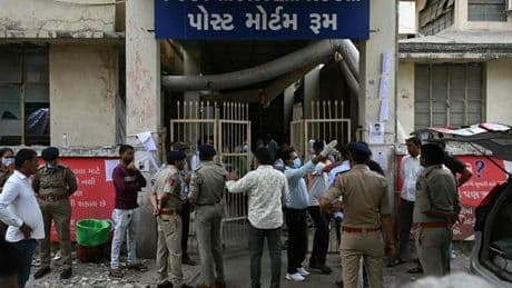 La espera para recibir los cuerpos desespera a los familiares de las víctimas del accidente aéreo en India