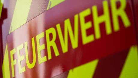 Zwei Wohnungen unbewohnbar: Brand in Wohnhaus in Bremerhaven – Frau von Balkon gerettet