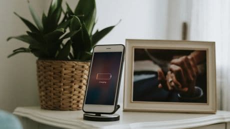 La solución para evitar los cables es una base de carga inalámbrica para todos tus dispositivos: estos son los mejores modelos