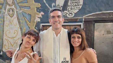 El padre Damián ganó un torneo de fútbol y conoció al Papa Francisco I como premio