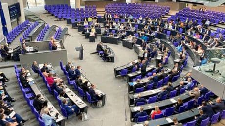 Diäten für Parlamentarier: Warum die Gehälter der Abgeordneten wieder steigen sollen