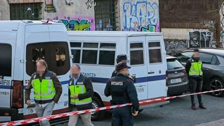 Un operativo policial desaloja a los okupas conflictivos de Trapagaran