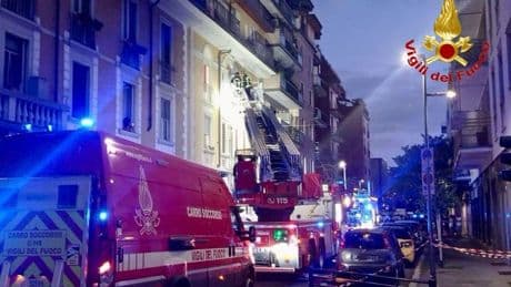 Incendio in un palazzo, trovato un cadavere. È di un 60enne ucciso prima a coltellate