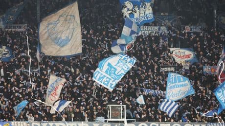 Bahnhof statt Stadion: Volksverhetzung im Zug? Polizei greift bei Fußballfans ein