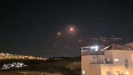 Iran schießt Dutzende Raketen - Wieder Angriff auf Israel!