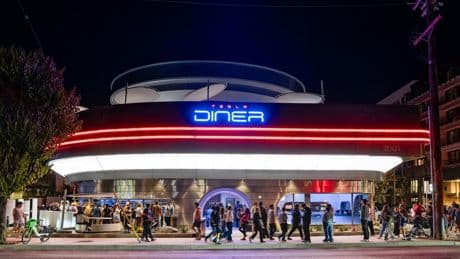 Diner mit Autokino: Tesla eröffnet Elon Musks Traum-Restaurant – sehr zum Ärger der Nachbarn
