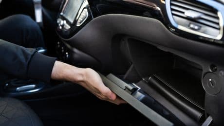 Kaum jemand weiß es: Handschuhfach im Auto hat praktische Funktion